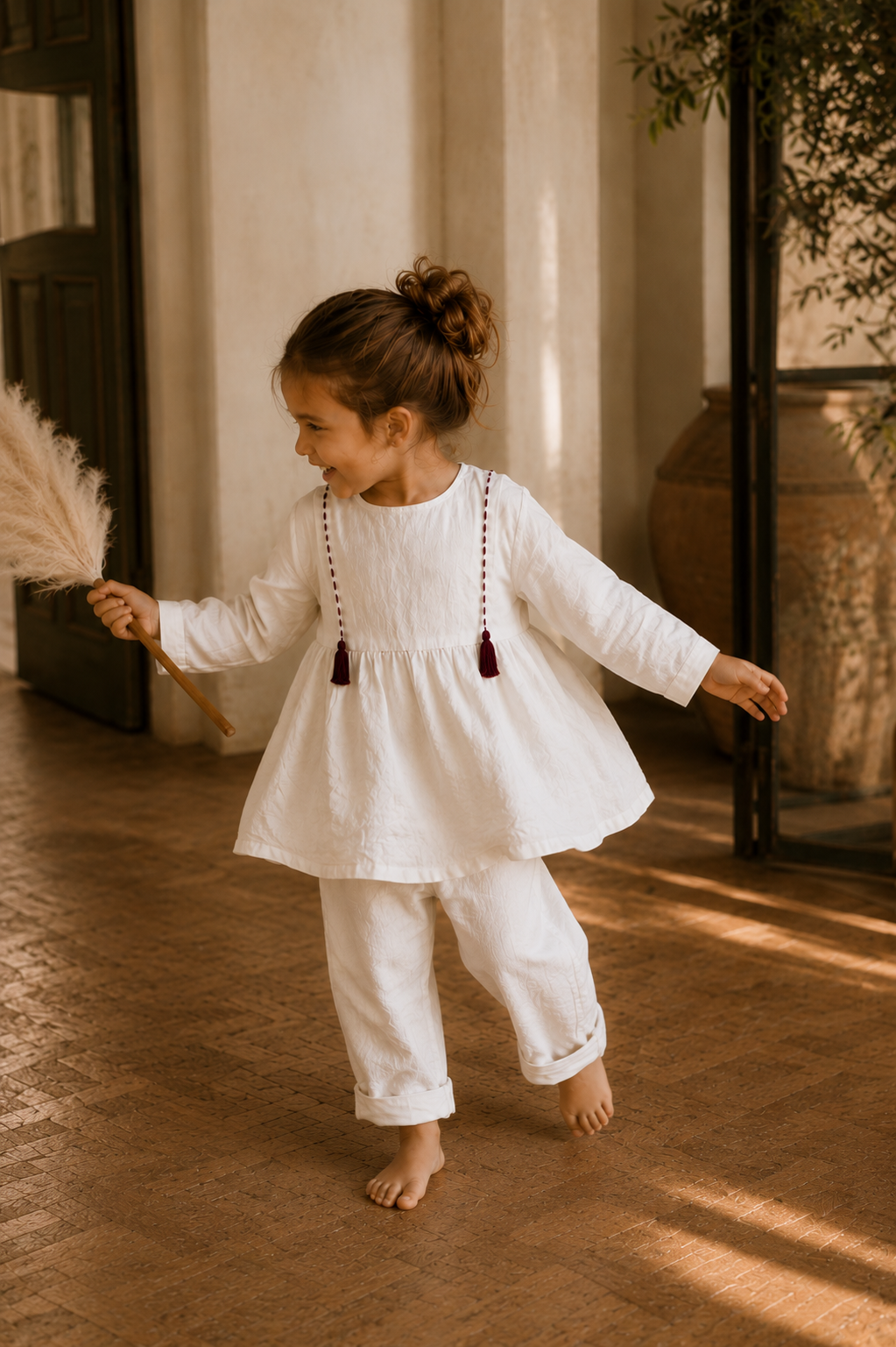 Blouse Ellie en lin brodé à la main et finie par un joli pompon. Confectionnée à Marrakech par Jojuba