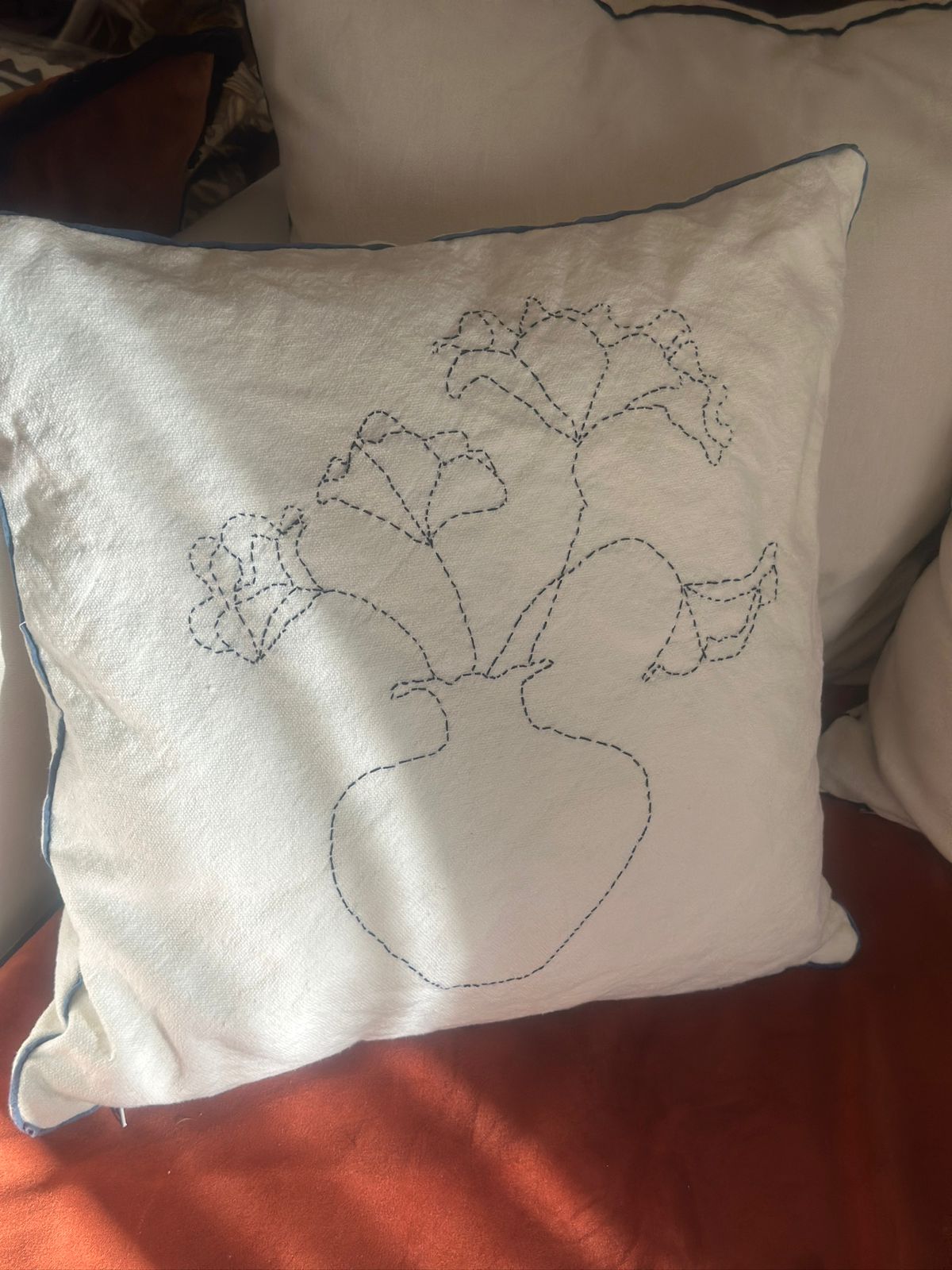 Coussin en coton recyclé brodé à la main à Marrakech Jojuba